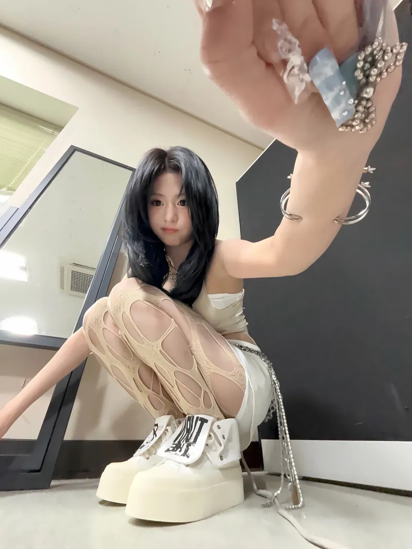 郑雅贤手机壁纸｜室内对镜自拍背景图片 - 韩国女团爱豆「哲风壁纸」