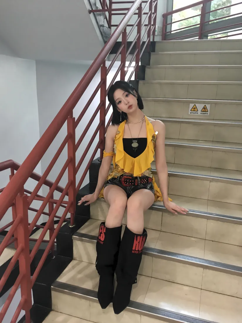 郑雅贤手机壁纸｜室内楼梯背景图片 - 爱豆时尚穿搭写真「哲风壁纸」
