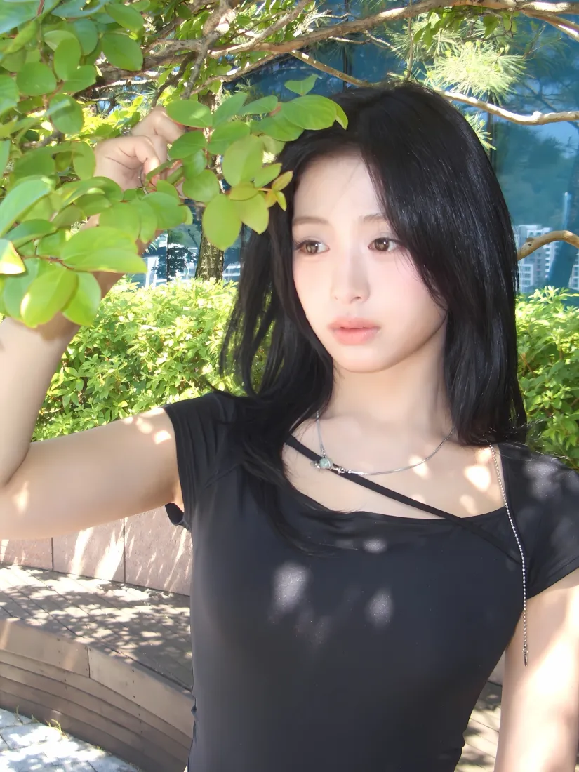 郑雅贤手机壁纸｜户外清新绿植背景图片 - 韩国人气女爱豆「哲风壁纸」
