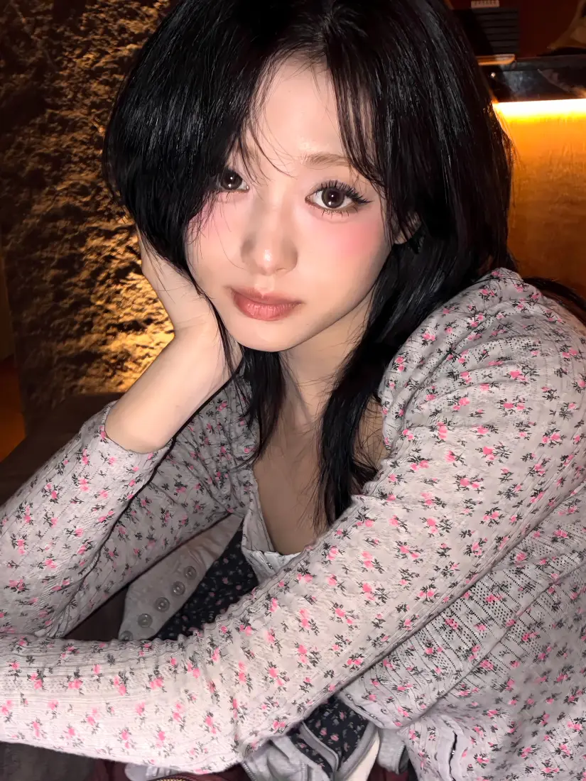 郑雅贤手机壁纸｜暖光自拍碎花上衣背景图片 - 韩国女爱豆「哲风壁纸」