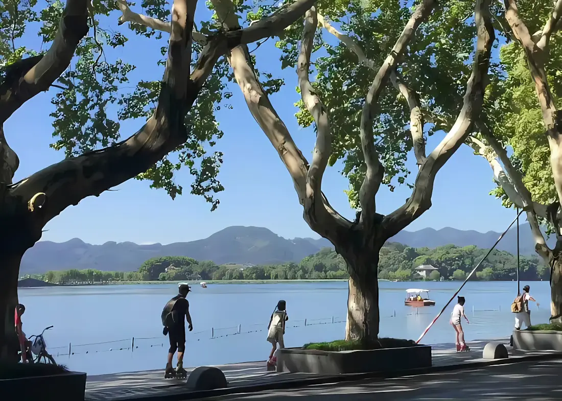 2k晴天湖景壁纸｜树木蓝天背景图片 - 远山游船自然风光「哲风壁纸」