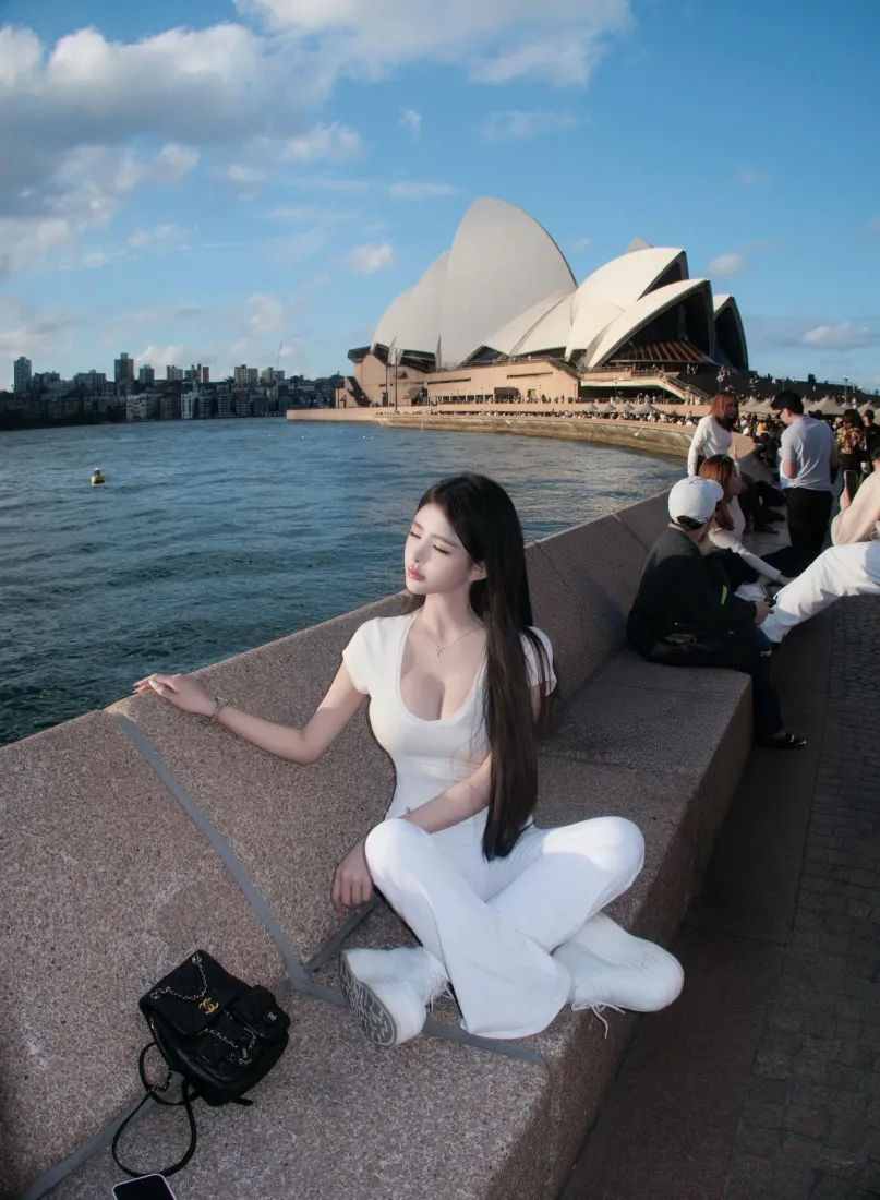 悉尼歌剧院美女手机壁纸｜海边城市背景图片 - 氛围感旅拍「哲风壁纸」