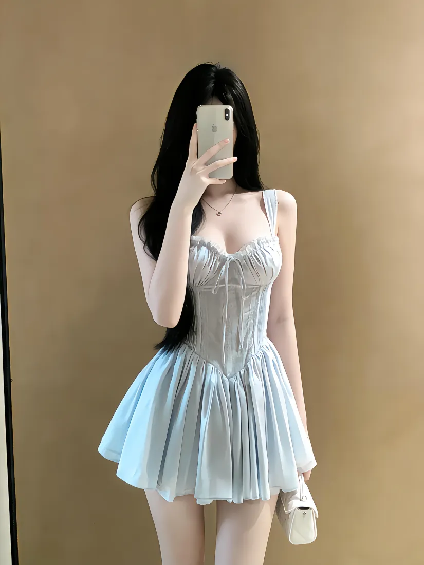 吊带裙美女手机壁纸｜浅蓝穿搭背景图片 - 氛围感对镜自拍「哲风壁纸」