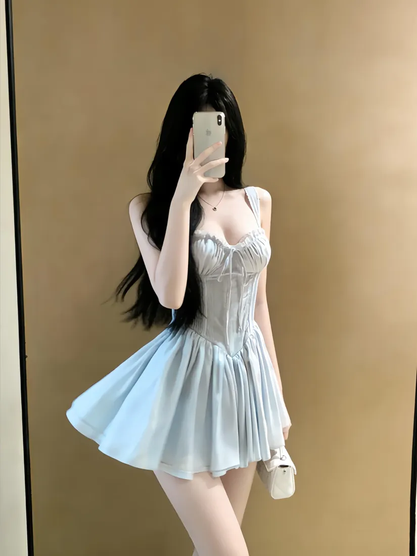淡蓝吊带裙长发美女手机壁纸｜简约室内背景图片 - 时尚对镜自拍「哲风壁纸」