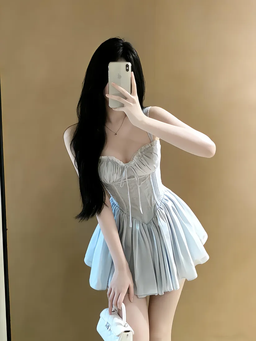 长发美女手机壁纸｜浅蓝抹胸裙背景图片 - 对镜自拍时尚穿搭「哲风壁纸」