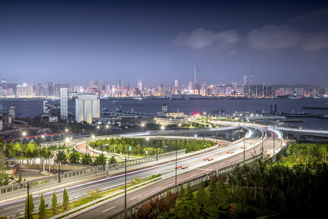 6k滨海城市壁纸｜夜景公路背景图片 - 天际线风光「哲风壁纸」