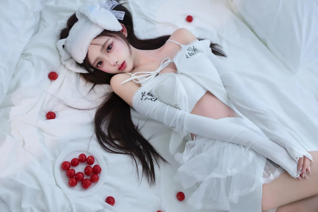 3k兔耳双马尾少女壁纸｜白色床品背景图片 - 纯欲居家写真「哲风壁纸」