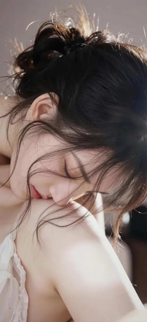 温柔美女手机壁纸｜露肩氛围感背景图片 - 丸子头清冷侧脸「哲风壁纸」