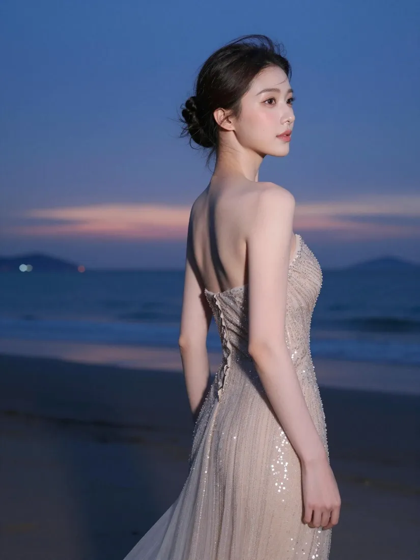 露背礼服美女手机壁纸｜海边暮色背景图片 - 氛围感人像「哲风壁纸」