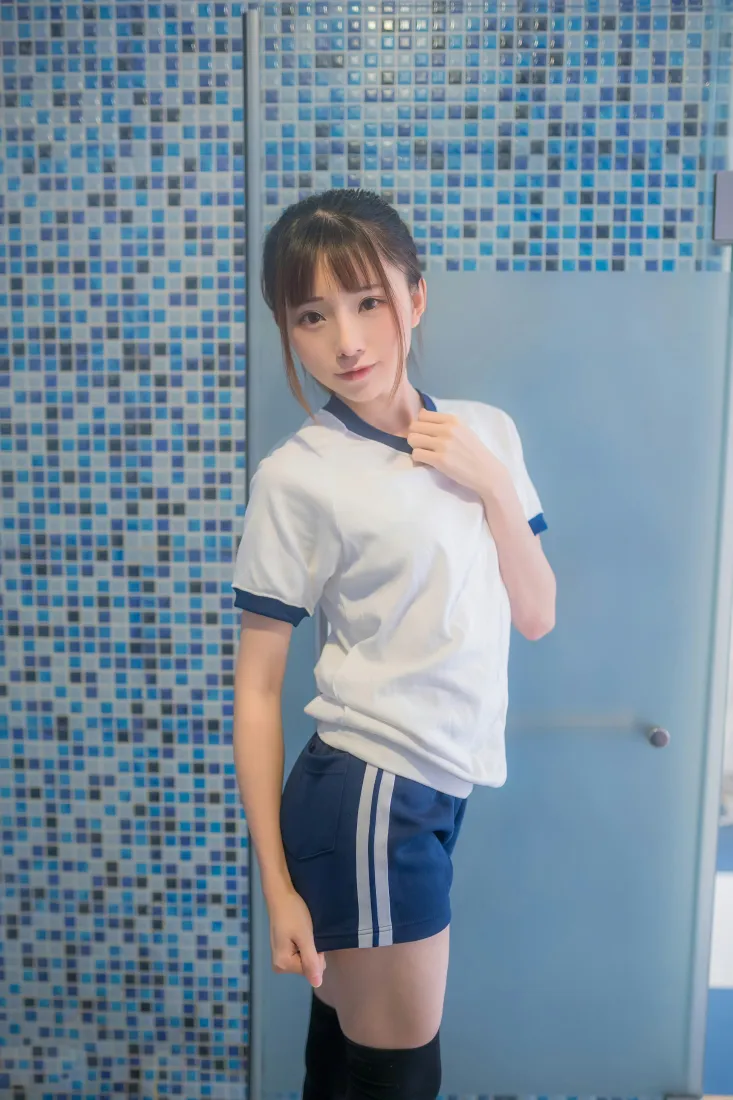 绮太郎手机壁纸｜体操服少女浴室背景图片 - 过膝袜清纯写真「哲风壁纸」