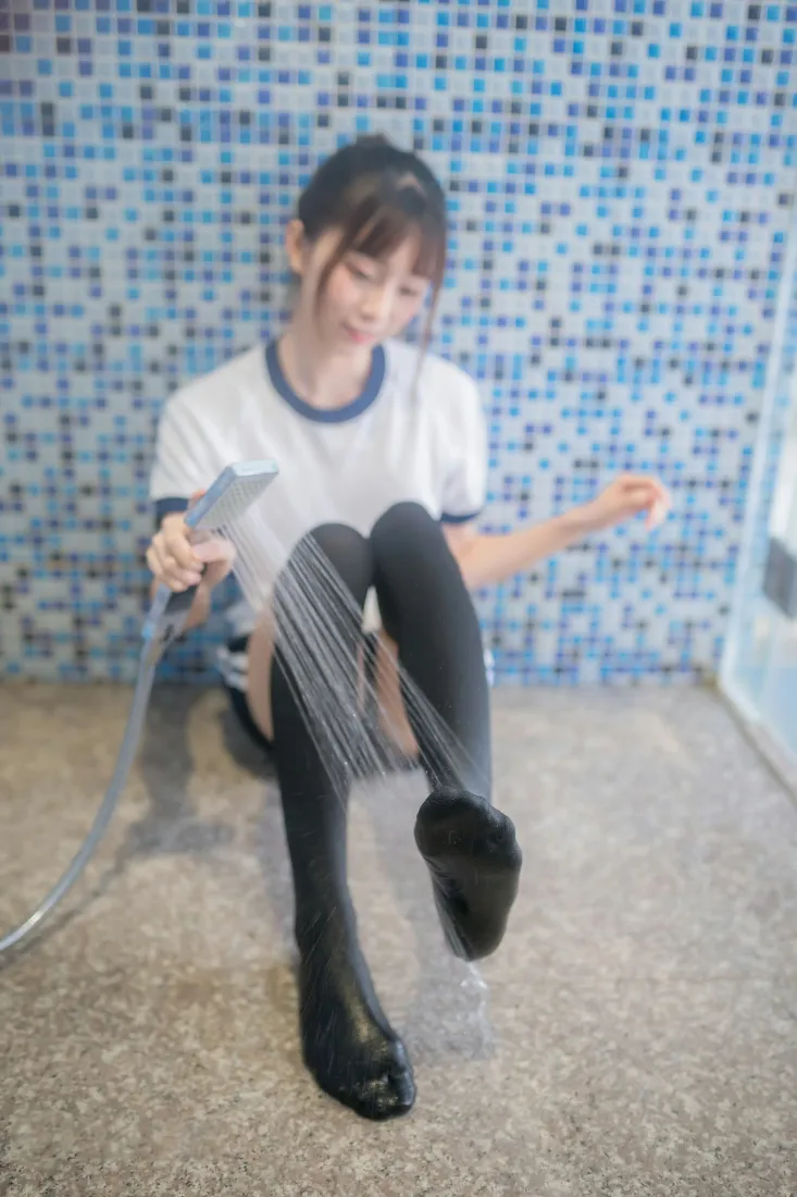 太郎Kitaro手机壁纸｜体操服少女背景图片 - 过膝袜穿搭「哲风壁纸」