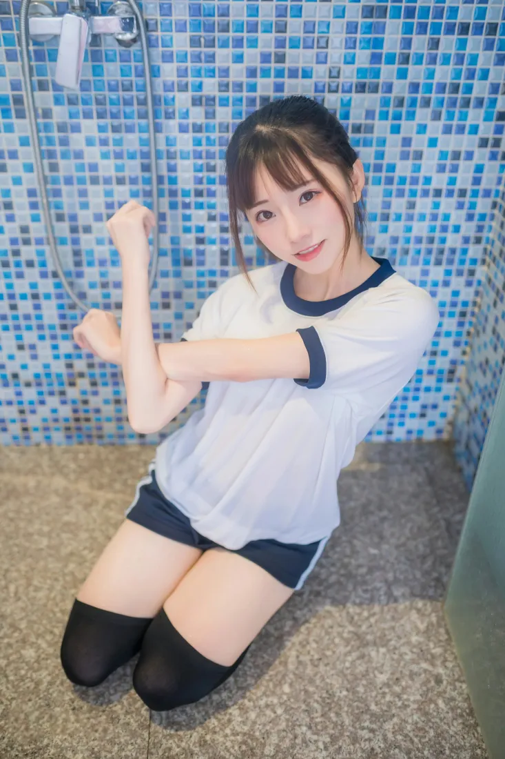 体操服少女手机壁纸｜蓝色瓷砖背景图片 - 太郎Kitaro写真「哲风壁纸」