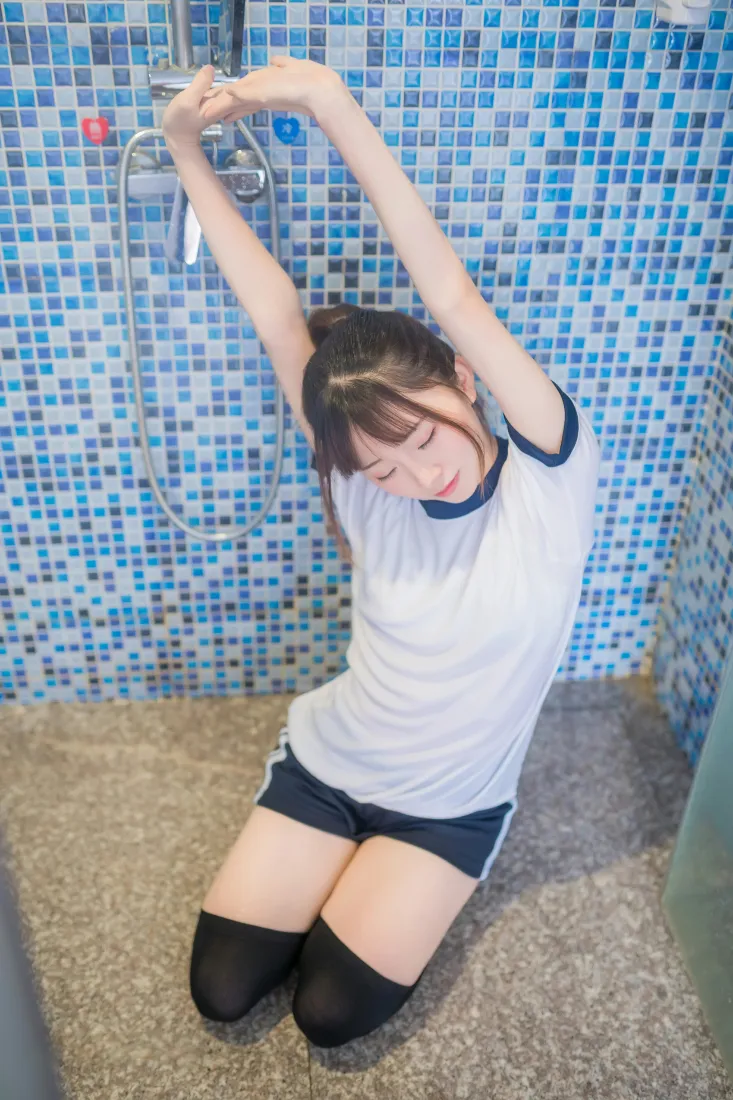 太郎Kitaro少女手机壁纸｜体操服过膝袜背景图片 - 浴室清纯写真「哲风壁纸」
