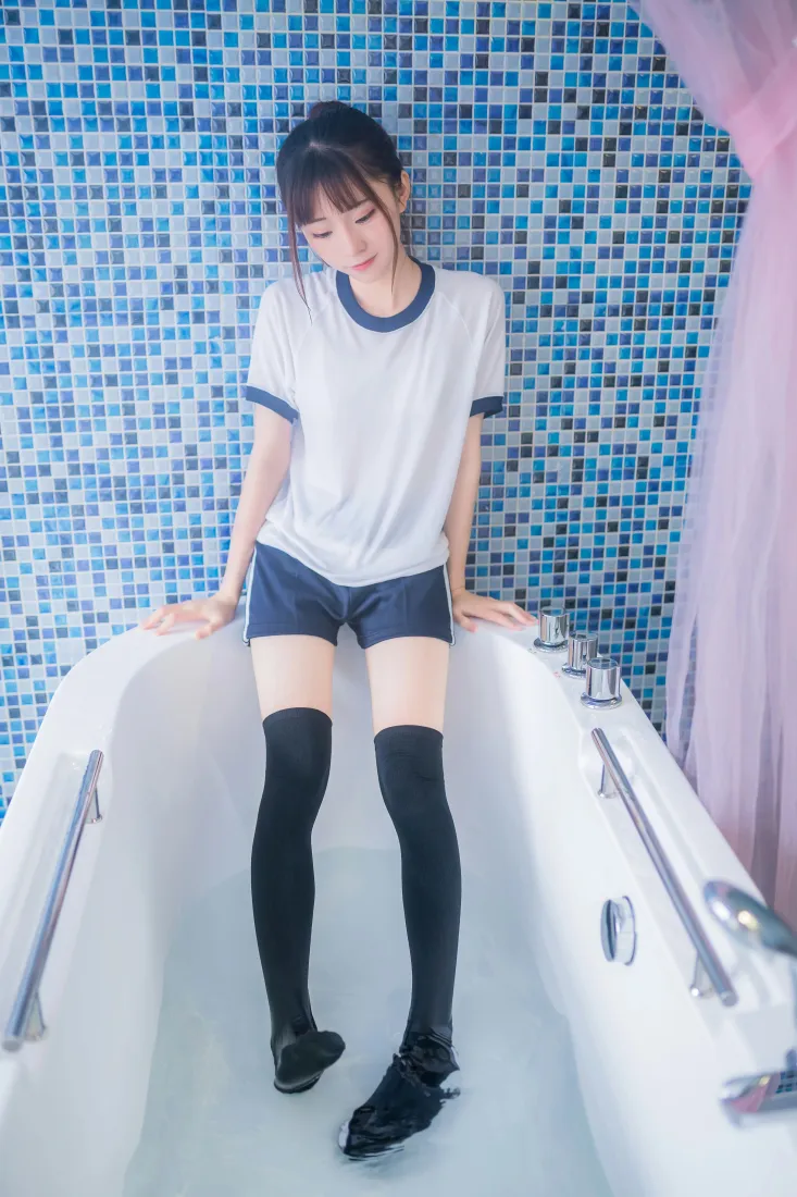 太郎Kitaro少女手机壁纸｜浴室背景图片 - 体操服过膝袜「哲风壁纸」