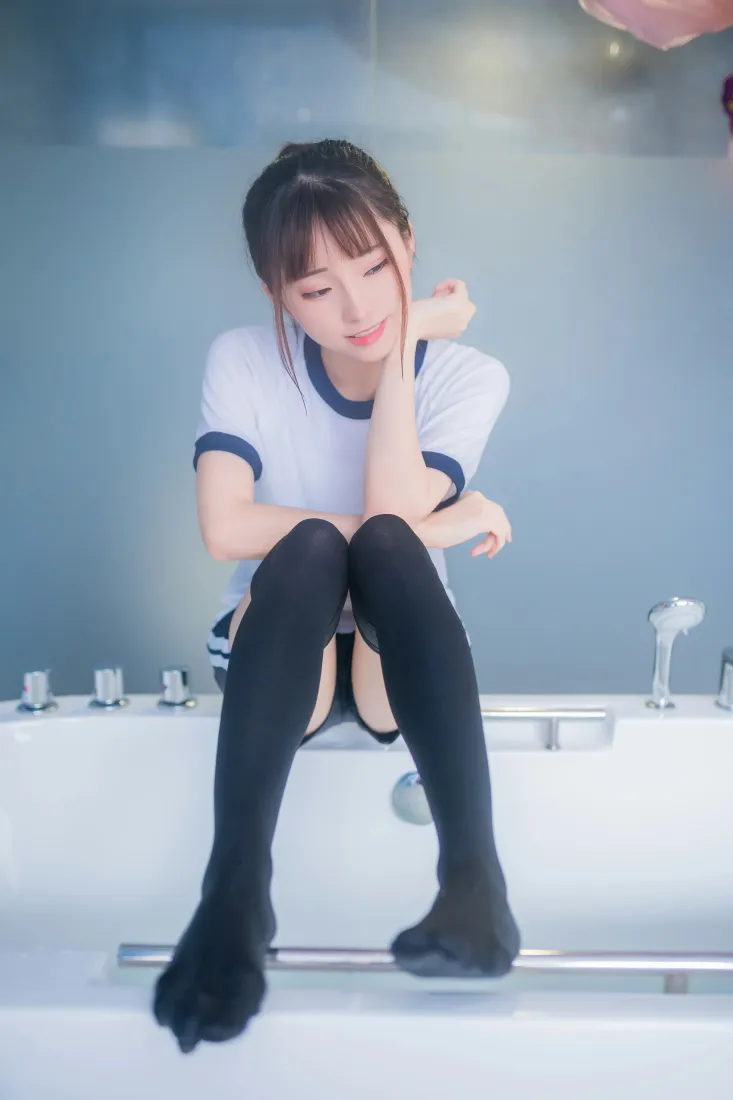 太郎Kitaro少女手机壁纸｜体操服过膝袜背景图片 - 浴缸写真「哲风壁纸」
