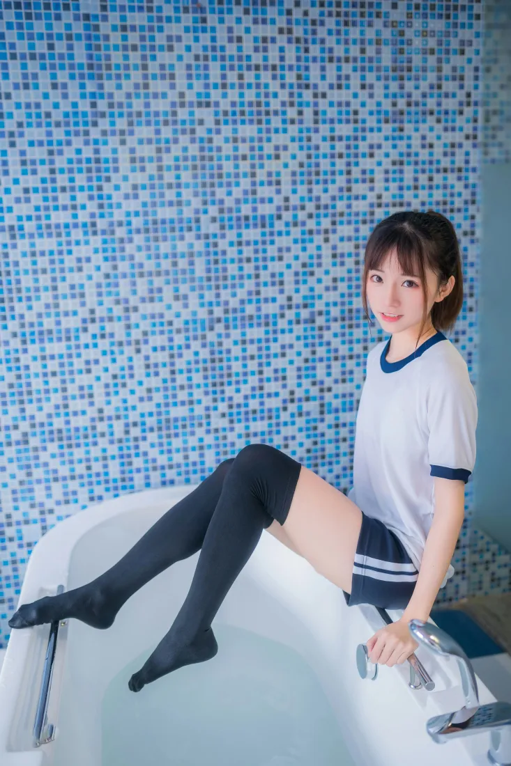 太郎Kitaro少女手机壁纸｜浴室体操服背景图片 - 过膝袜清纯甜妹「哲风壁纸」