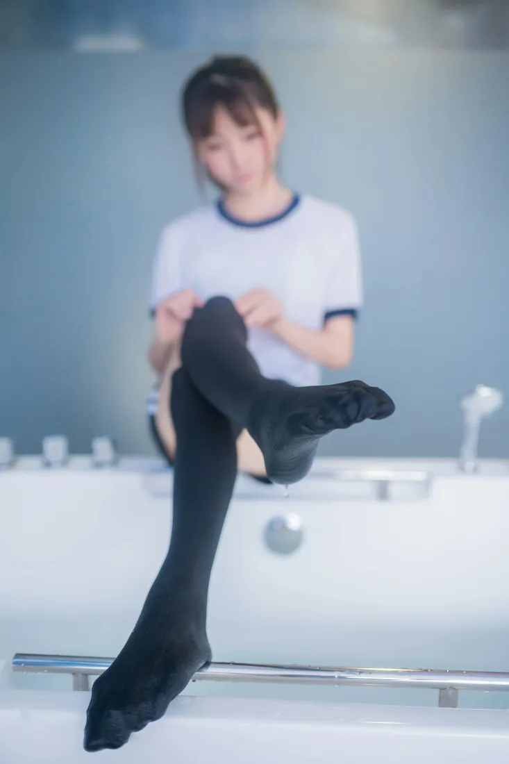 太郎Kitaro手机壁纸｜体操服少女背景图片 - 过膝袜浴室「哲风壁纸」