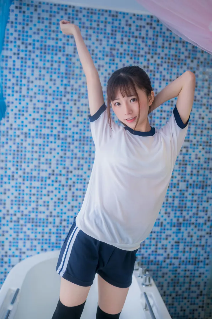 绮太郎Kitaro手机壁纸｜蓝色瓷砖背景图片 - 体操服少女写真「哲风壁纸」