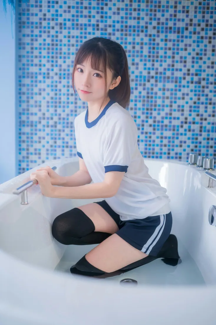太郎Kitaro手机壁纸｜浴室体操服背景图片 - 清纯少女过膝袜「哲风壁纸」