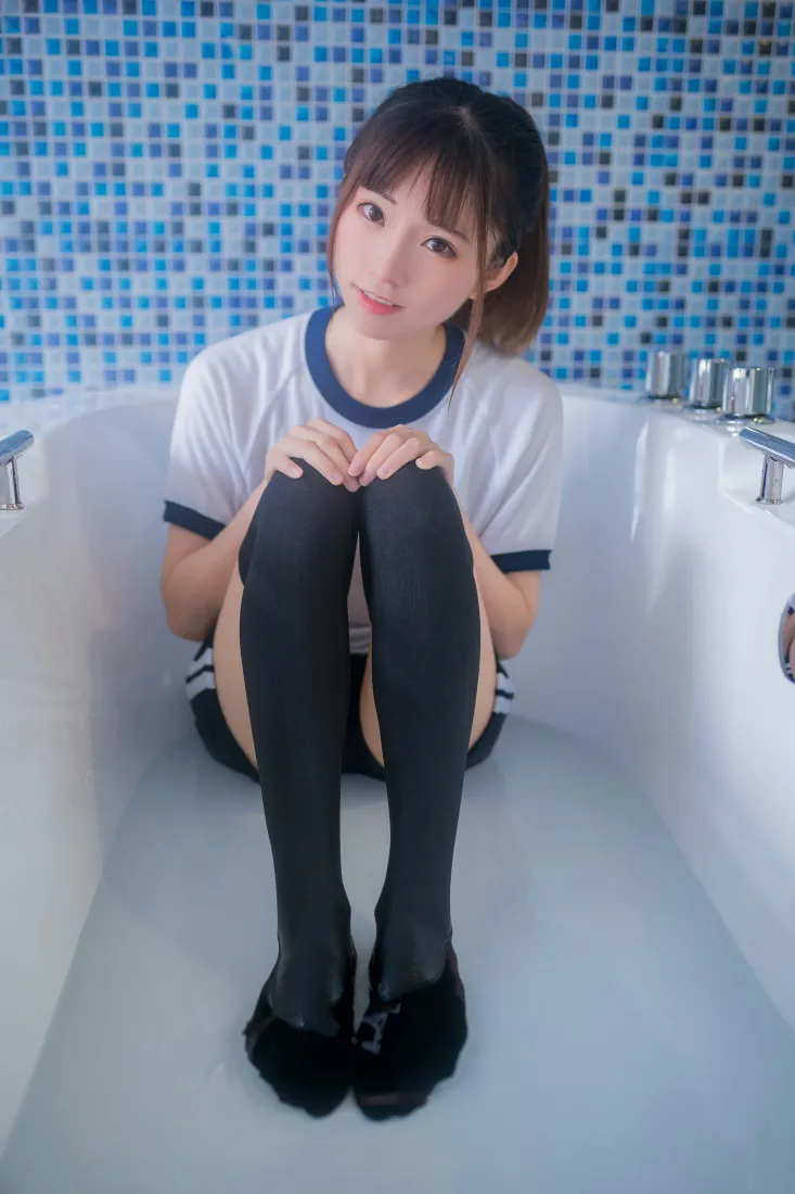 太郎Kitaro手机壁纸｜体操服少女背景图片 - 过膝袜浴室写真「哲风壁纸」