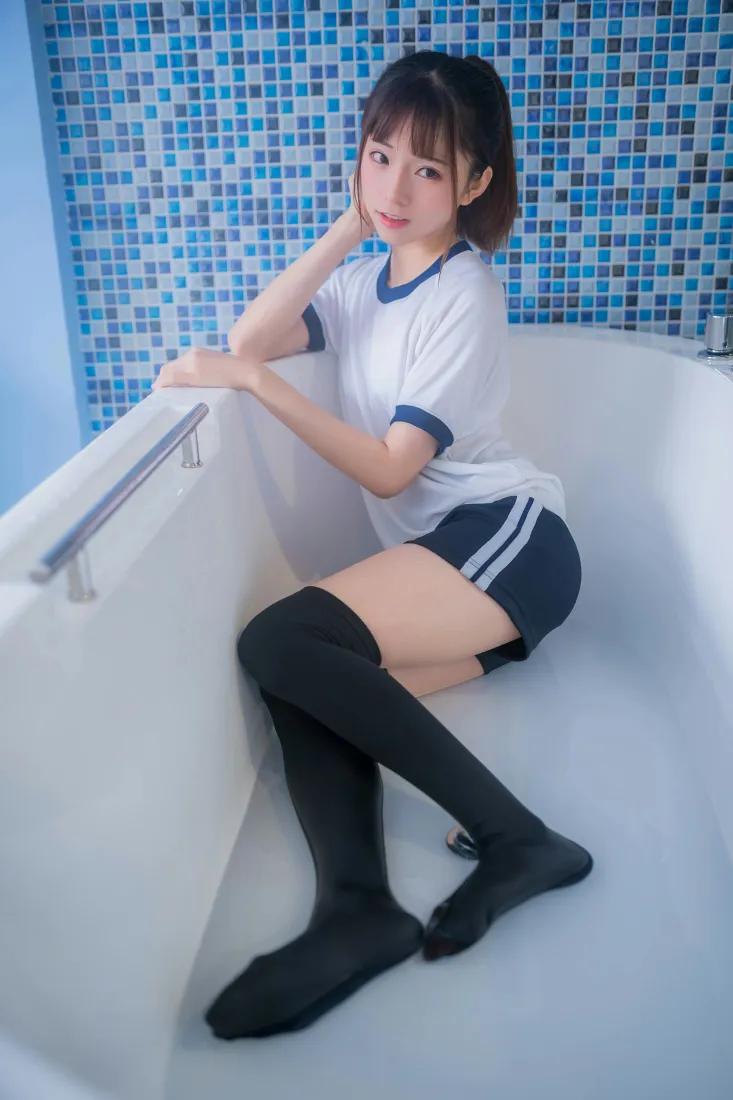 太郎Kitaro手机壁纸｜少女居家穿搭背景图片 - 体操服过膝袜「哲风壁纸」