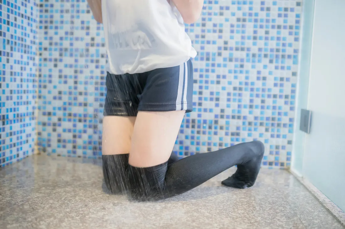 6k绮太郎Kitaro少女壁纸｜浴室蓝色瓷砖背景图片 - 体操服过膝袜「哲风壁纸」