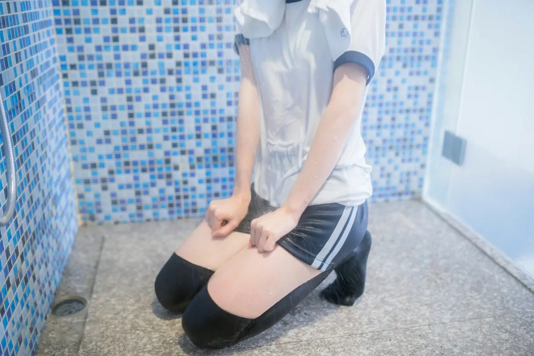 6k绮太郎Kitaro壁纸｜蓝色瓷砖背景图片 - 体操服过膝袜少女「哲风壁纸」