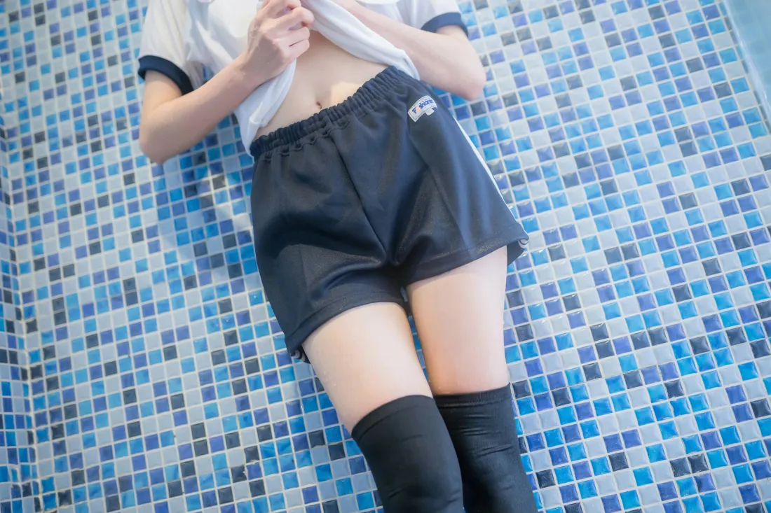 6k太郎Kitaro少女壁纸｜蓝色瓷砖背景图片 - 体操服过膝袜「哲风壁纸」