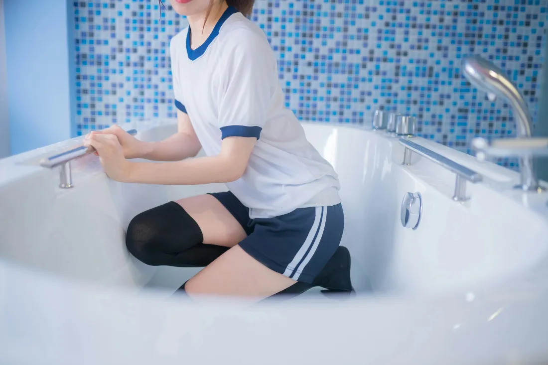 6k绮太郎壁纸｜浴室体操服少女背景图片 - 过膝袜元气写真「哲风壁纸」