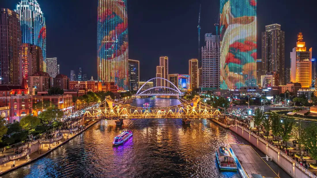 5k城市夜景壁纸｜河畔拱桥背景图片 - 摩天大楼风光「哲风壁纸」