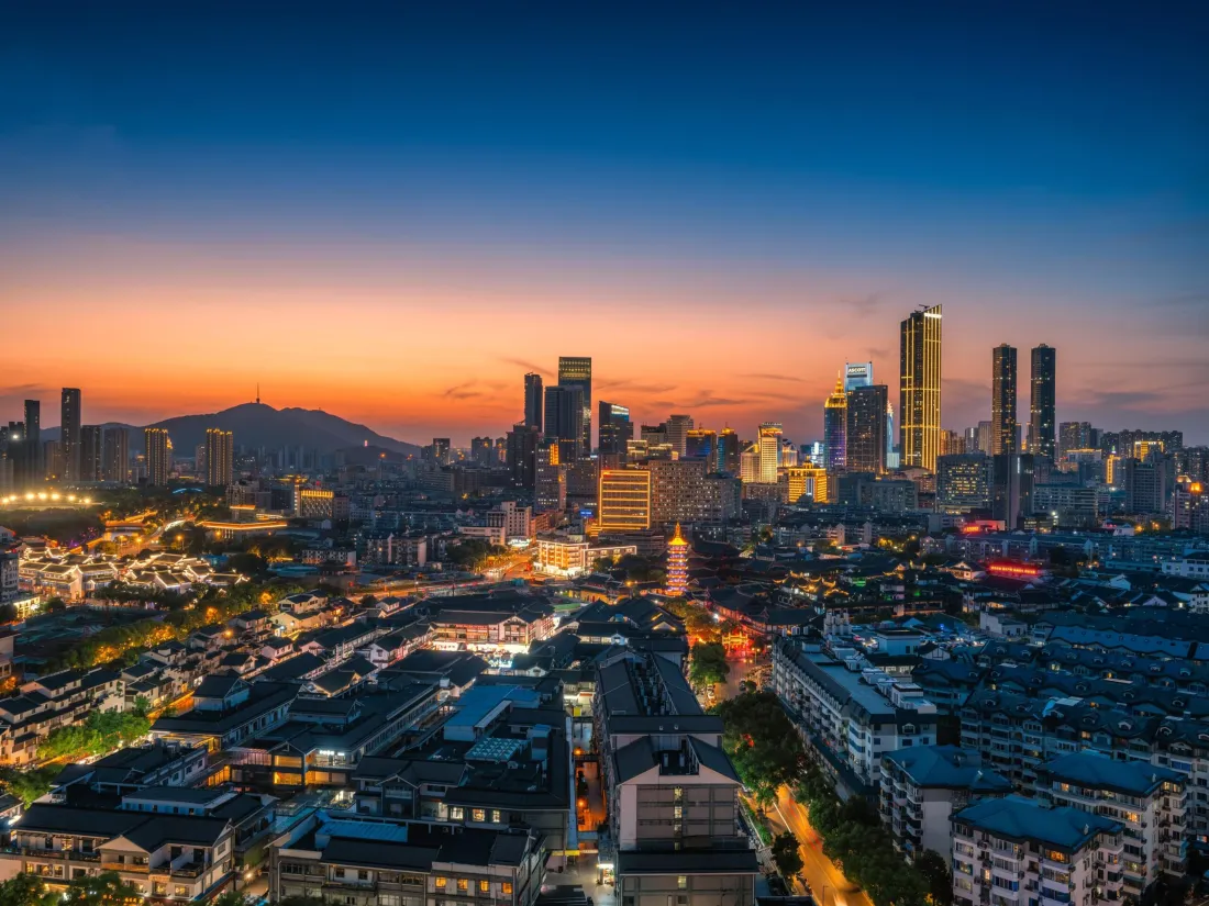 3k城市黄昏天际线壁纸｜都市夜景背景图片 - 高空俯瞰治愈风景「哲风壁纸」