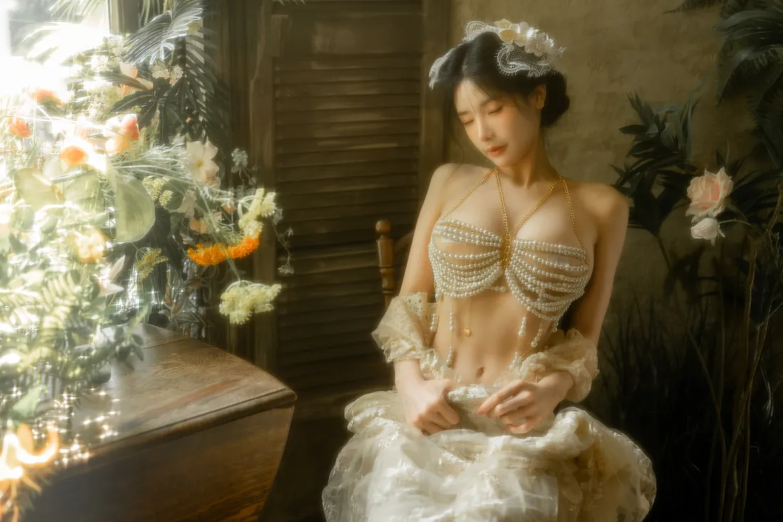 8k蕾丝cos少女壁纸｜暖光室内背景图片 - 氛围感写真「哲风壁纸」