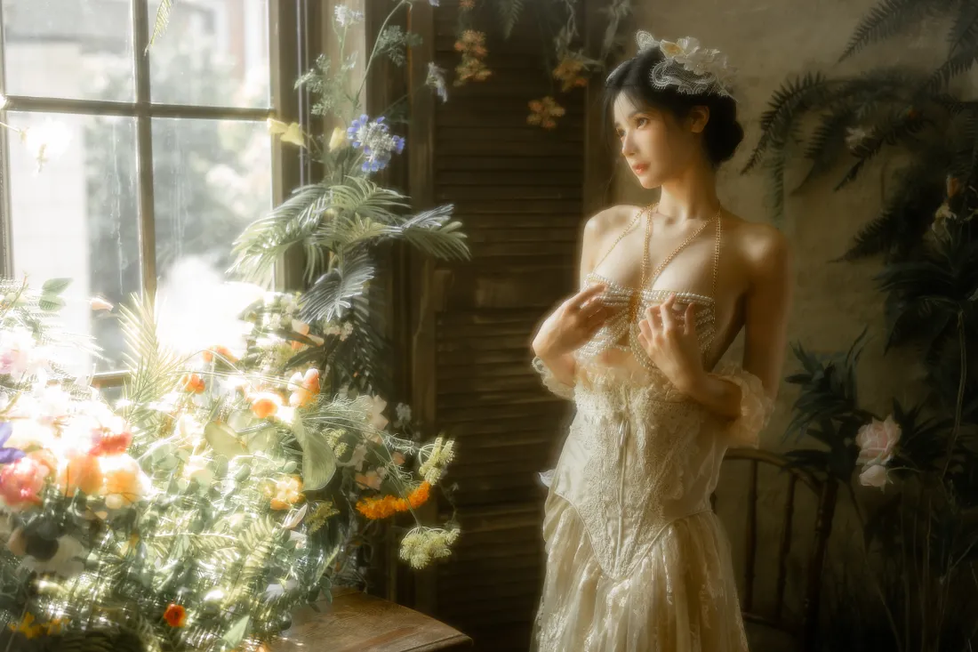8kcosplay少女壁纸｜白裙花房背景图片 - 暖光人像「哲风壁纸」