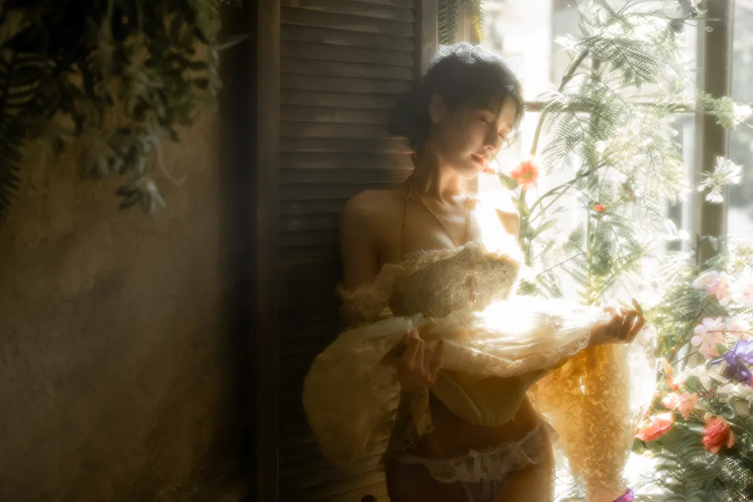 8kcosplay少女壁纸｜窗边暖光背景图片 - 阳光午后温柔人像「哲风壁纸」
