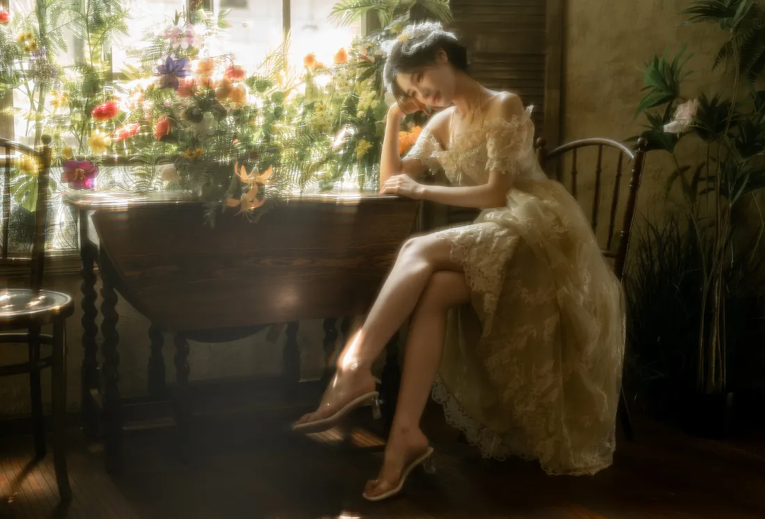 8kcosplay美女壁纸｜暖光花室背景图片 - 纱裙高跟鞋氛围感「哲风壁纸」