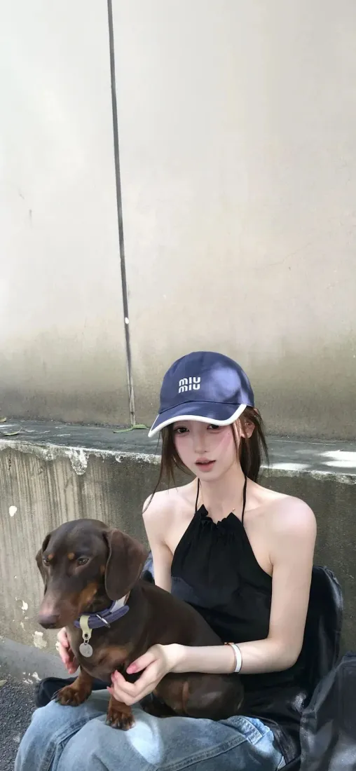 棒球帽美女手机壁纸｜抱小狗户外背景图片 - 休闲时尚穿搭「哲风壁纸」