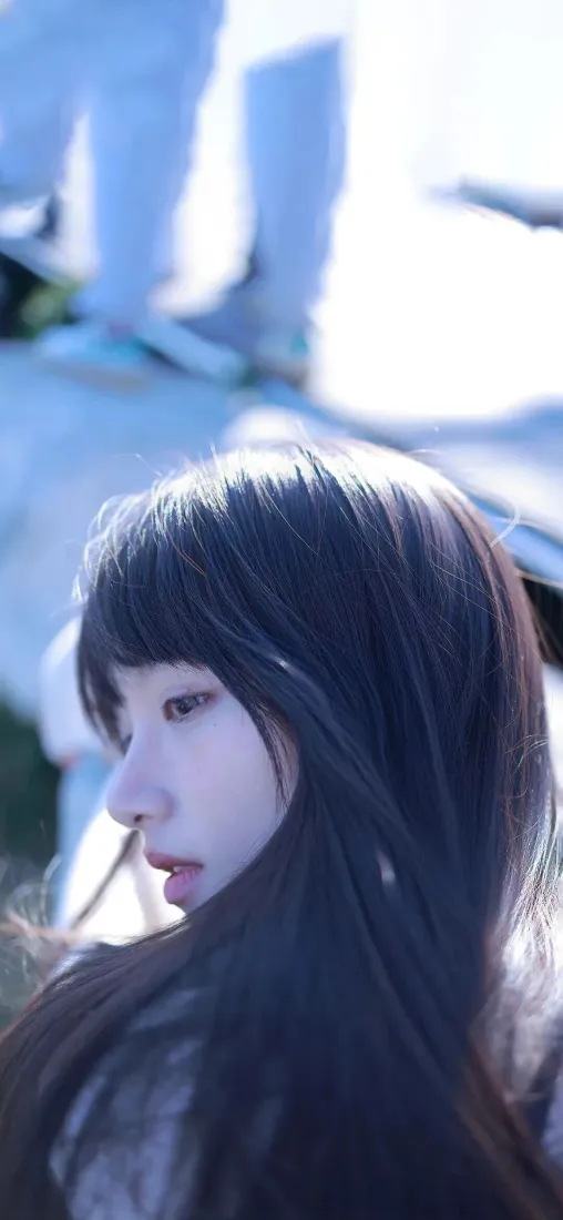 清冷美女手机壁纸｜蓝调光影背景图片 - 氛围感侧颜人像「哲风壁纸」