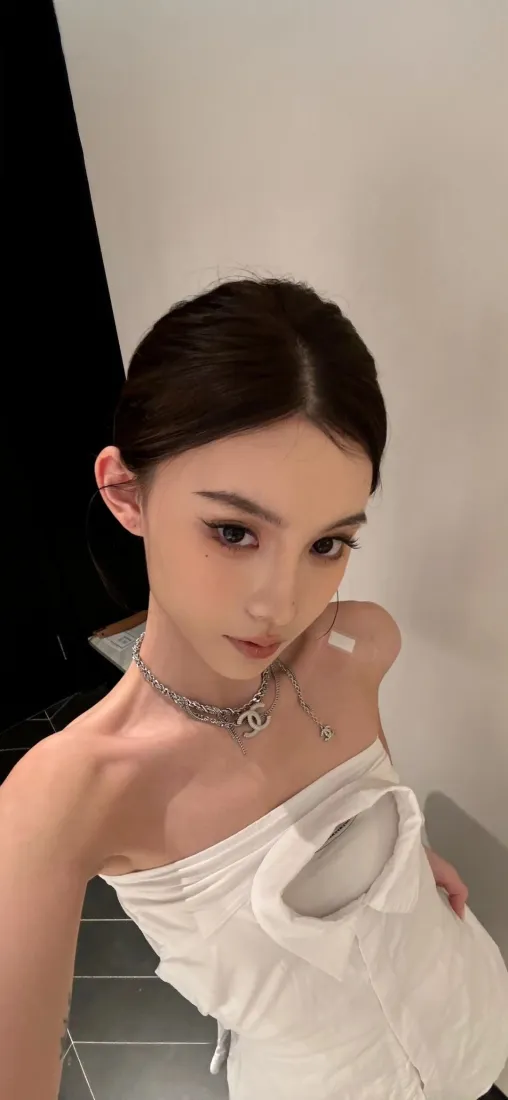 气质美女手机壁纸｜简约室内背景图片 - 白色抹胸礼服写真「哲风壁纸」