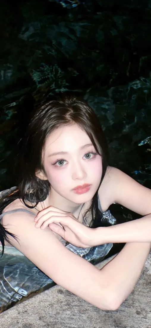 泳池美女手机壁纸｜夏日清凉背景图片 - 氛围感少女写真「哲风壁纸」