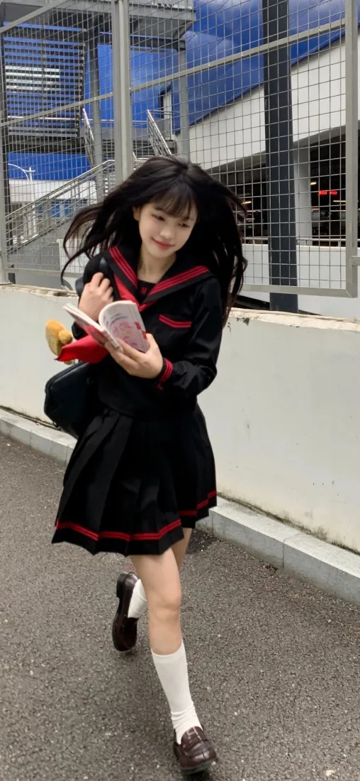 水手服美女手机壁纸｜户外街道背景图片 - 青春日系少女「哲风壁纸」