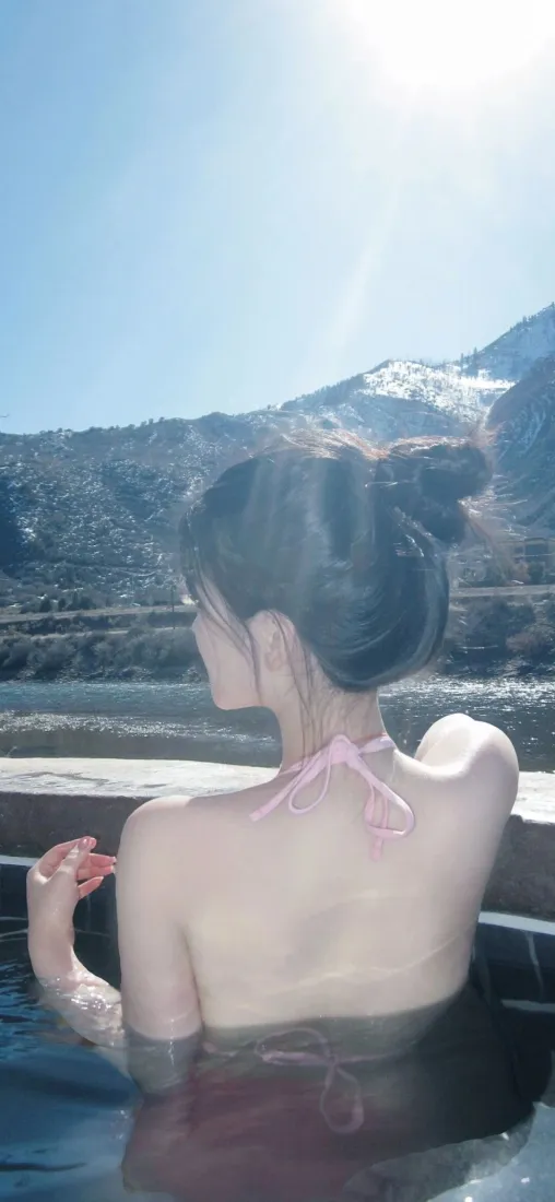 温泉美女手机壁纸｜雪山蓝天背景图片 - 休闲放松「哲风壁纸」