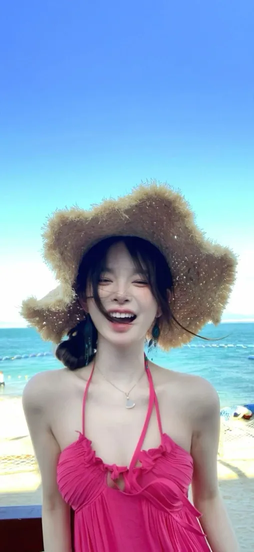 海边美女手机壁纸｜蓝天沙滩背景图片 - 夏日度假穿搭「哲风壁纸」