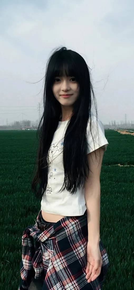 齐刘海少女手机壁纸｜绿色草原背景图片 - 清新户外人像「哲风壁纸」