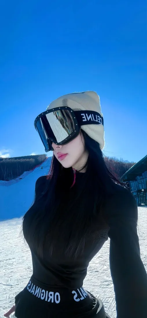 滑雪美女手机壁纸｜蓝天雪地背景图片 - 魅力户外写真「哲风壁纸」
