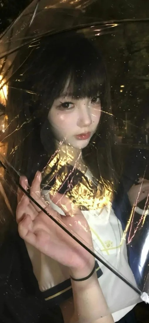 美女手机壁纸｜雨夜暖光背景图片 - 朦胧氛围感人像「哲风壁纸」