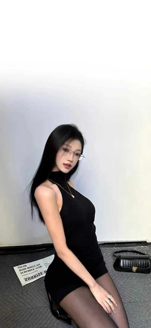 黑裙美女手机壁纸｜简约室内背景图片 - 时尚黑丝穿搭「哲风壁纸」
