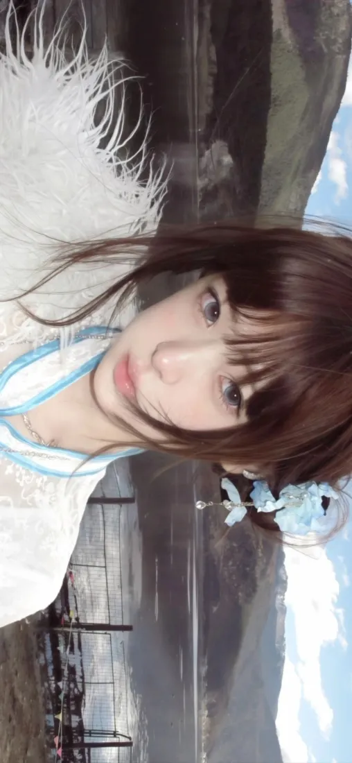 清新休闲美女手机壁纸｜窗边蓝天背景图片 - 甜美温柔人像「哲风壁纸」