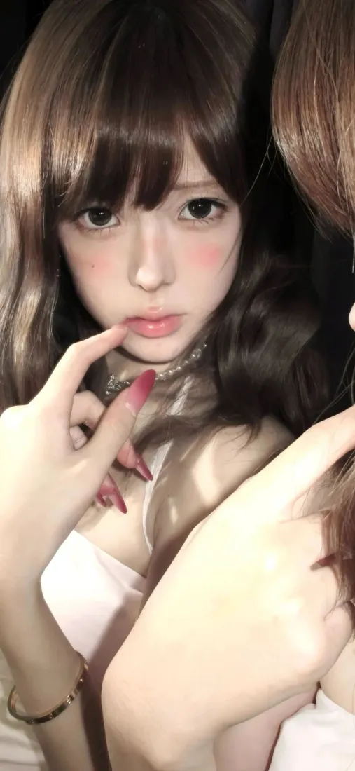 温柔美女手机壁纸｜卷发少女背景图片 - 氛围感人像「哲风壁纸」