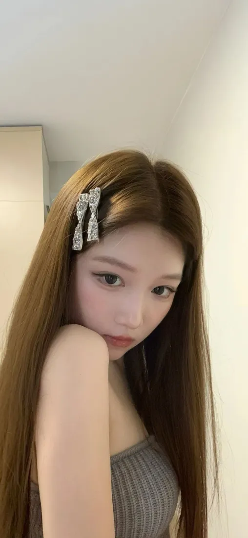 长发美女手机壁纸｜简约居家背景图片 - 氛围感女生「哲风壁纸」