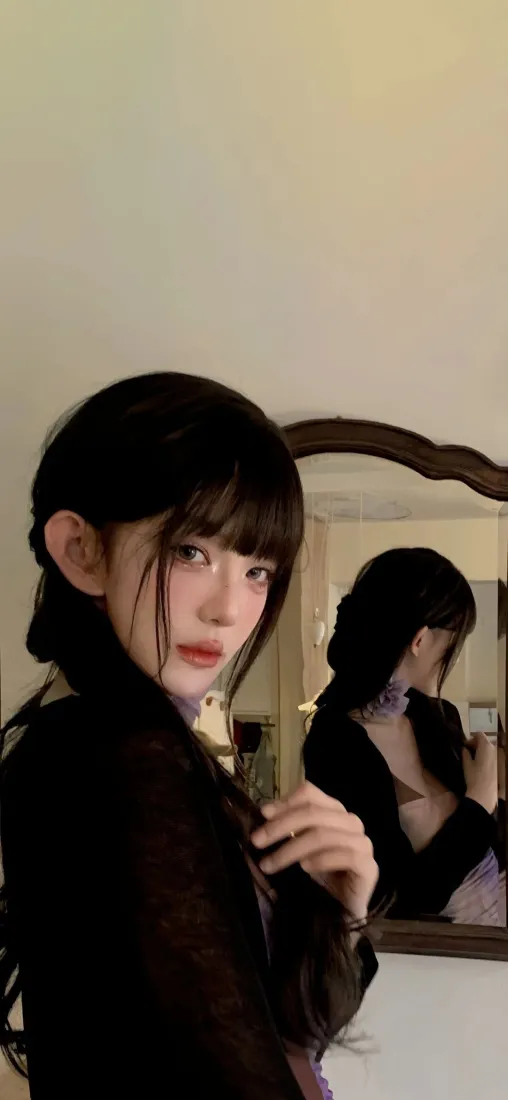 冷艳黑发美女手机壁纸｜室内对镜自拍背景图片 - 氛围感人像「哲风壁纸」